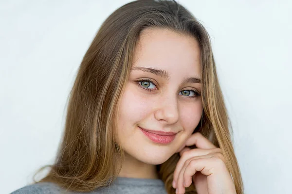 Dospívající dívka pózuje na bílém pozadí, samostatný — Stock fotografie
