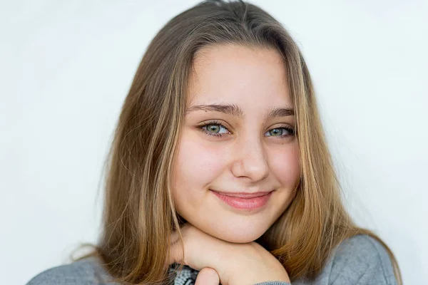 Dospívající dívka pózuje na bílém pozadí, samostatný — Stock fotografie