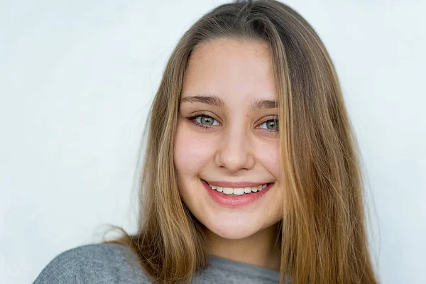 Teenager girl posing on white background isolated — Stock Photo, Image