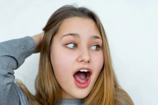 Tiener meisje emotionele poseren geïsoleerd — Stockfoto