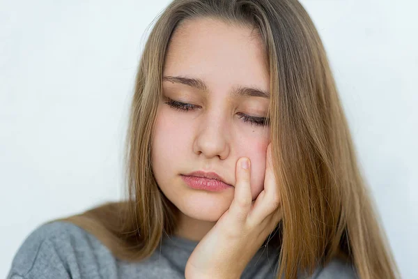 Emocjonalne, pozowanie na białym tle nastolatek dziewczyny — Zdjęcie stockowe