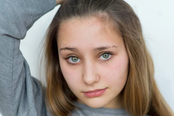 Teenager Mädchen emotional posiert isoliert — Stockfoto