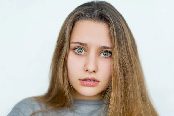 Tinédzser lány érzelmi jelentő elszigetelt — Stock Fotó