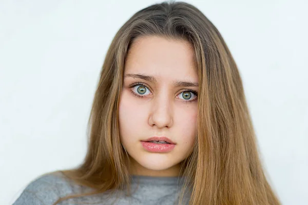 Teenager Mädchen emotional posiert isoliert — Stockfoto