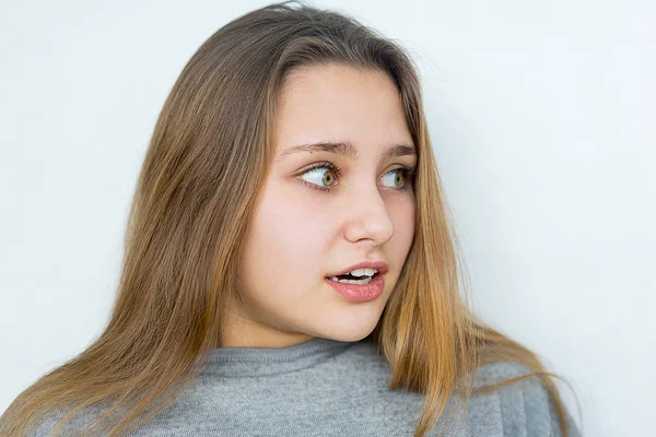 Tiener meisje emotionele poseren geïsoleerd — Stockfoto