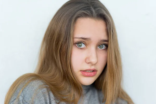 Teenager Mädchen emotional posiert isoliert — Stockfoto