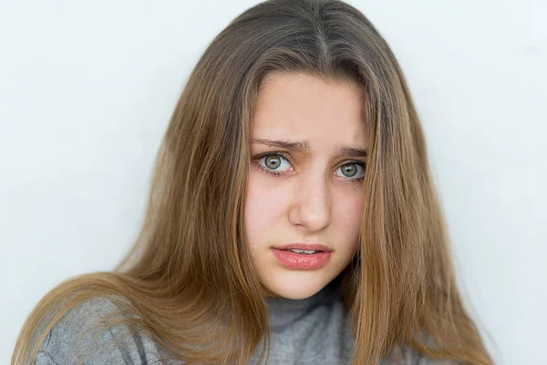 Adolescente menina emocional posando isolado — Fotografia de Stock