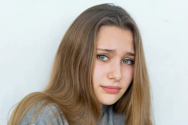 Adolescente chica emocional posando aislado — Foto de Stock