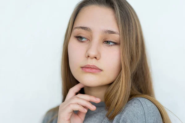 Adolescente menina emocional posando isolado — Fotografia de Stock