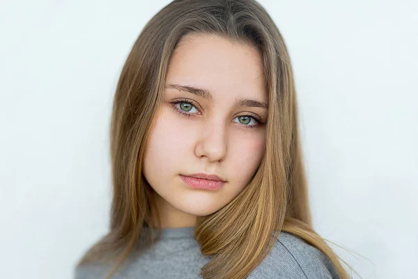 Ragazza adolescente posa su sfondo bianco isolato — Foto Stock