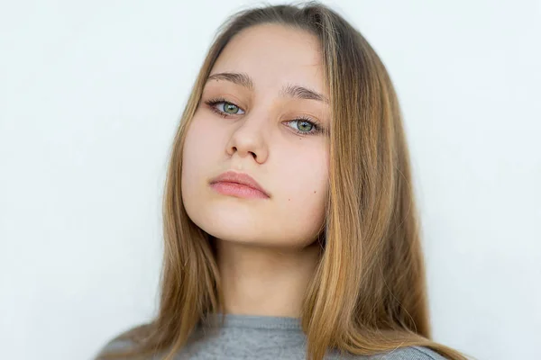 Menina adolescente posando no fundo branco isolado — Fotografia de Stock