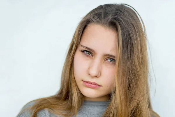 Gadis remaja berpose emosional terisolasi — Stok Foto
