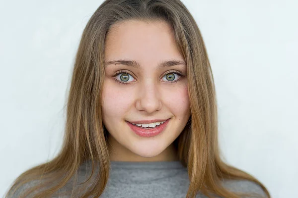 Adolescente chica posando sobre fondo blanco aislado — Foto de Stock