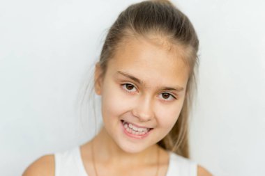 Genç kız izole beyaz arka plan üzerinde poz