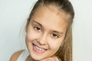 Genç kız izole beyaz arka plan üzerinde poz