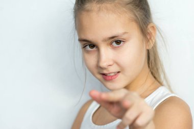 Genç kız izole beyaz arka plan üzerinde poz