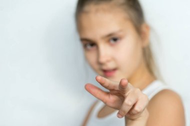 Genç kız izole beyaz arka plan üzerinde poz