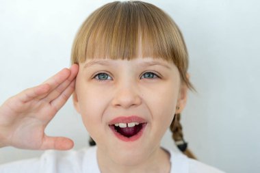 Genç kız izole beyaz arka plan üzerinde poz