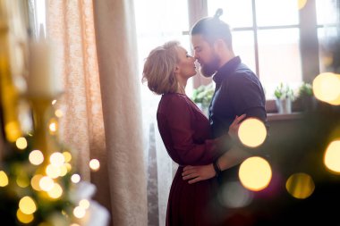 Mutlu çift severler. Noel. Bokeh