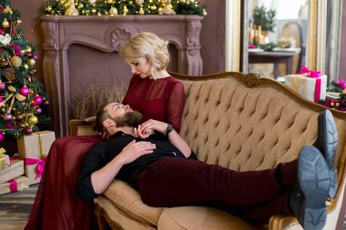 Adam başını kanepe oturan diz kız koymak.