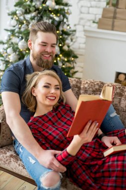 Aşıkların mutlu çift kitap okumak