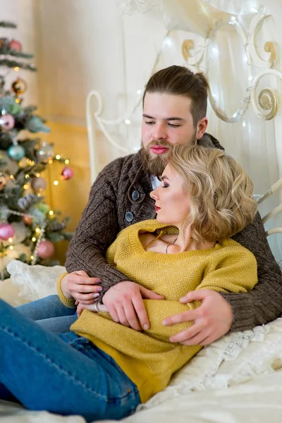 Mutlu çift yatakta yatıyordu aşıkların