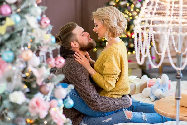 Mutlu kız yatakta yatan adam oturuyor