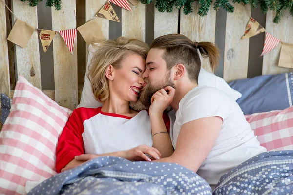 Glückliches Liebespaar auf dem Bett liegend — Stockfoto