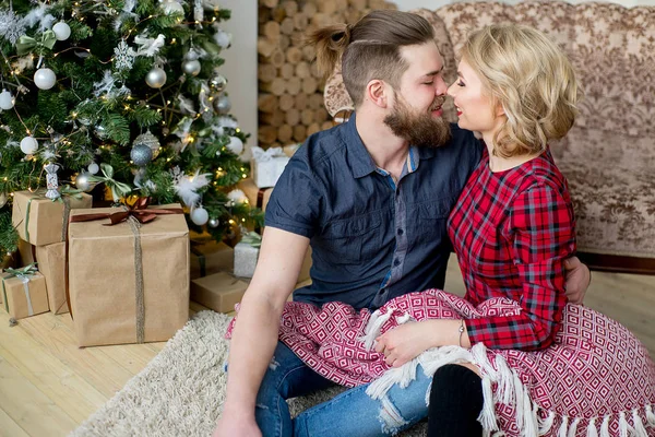 Glückliches Liebespaar auf dem Sofa — Stockfoto