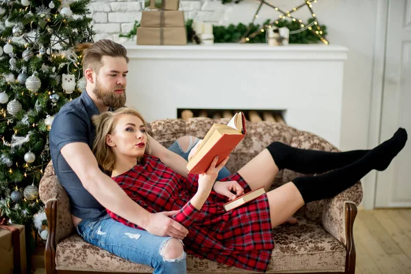 Boldog pár szerelmesek olvasni a könyvet — Stock Fotó