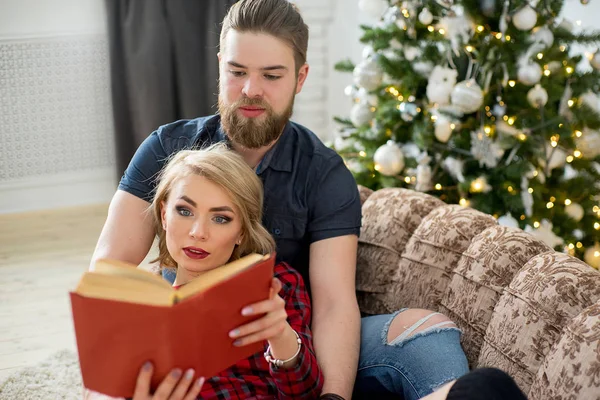 Happy couple of lovers read book — Stock Photo, Image