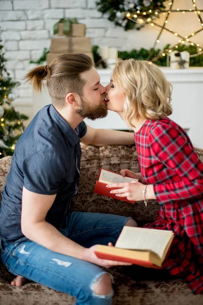 Szczęśliwa para kochanków, Całowanie — Zdjęcie stockowe