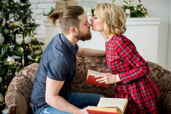 Szczęśliwa para kochanków, Całowanie — Zdjęcie stockowe