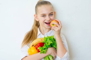 İzole sebze tutan mutlu fitness kız