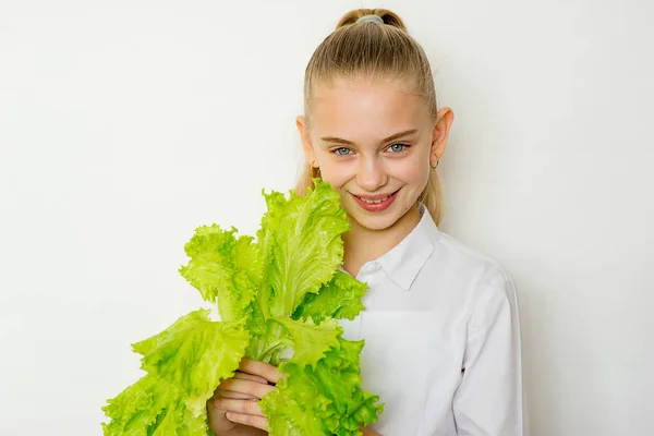 Szczęśliwy fitness dziewczynka gospodarstwa sałata na białym tle — Zdjęcie stockowe