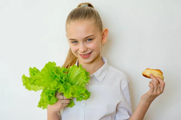 年轻女孩的生菜和烘烤孤立之间选择 — 图库照片