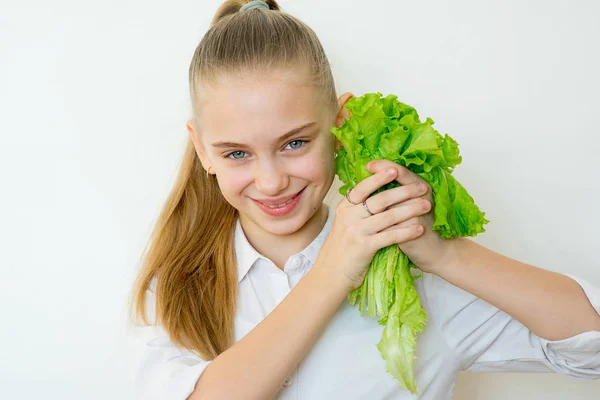 快乐健身女孩抱着孤立的生菜 — 图库照片