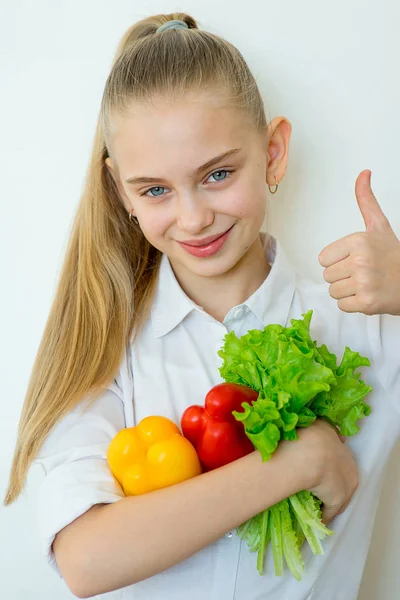 Счастливая фитнес девушка держит овощи изолированы — стоковое фото