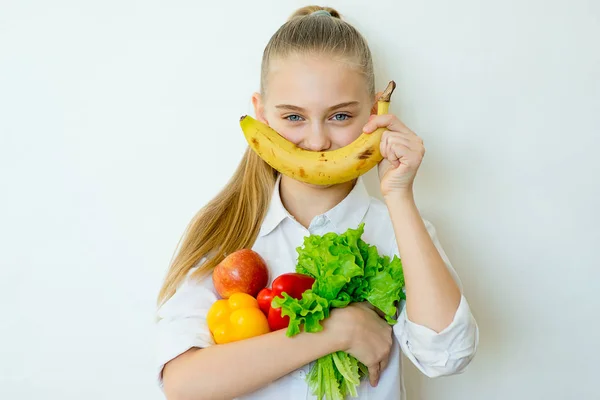 快乐健身女孩抱着孤立的蔬菜 — 图库照片