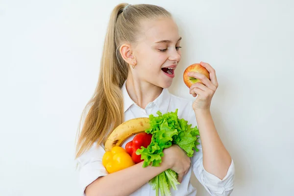 Glücklich Fitness-Mädchen hält Gemüse isoliert — Stockfoto