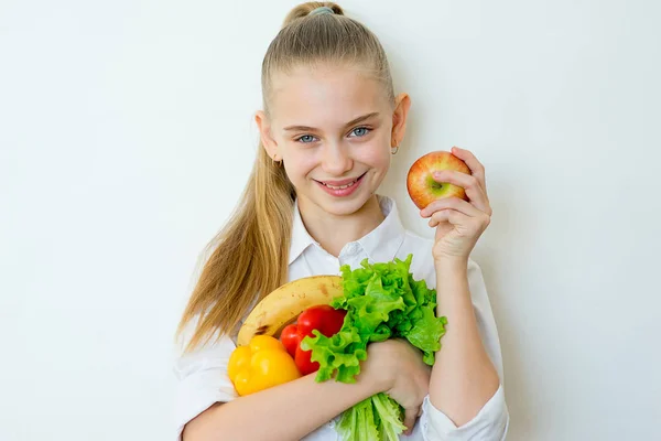 İzole sebze tutan mutlu fitness kız — Stok fotoğraf