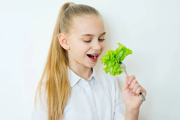 Menina fitness feliz segurando garfo com alface isolada — Fotografia de Stock