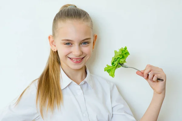 快乐健身女孩叉着孤立的生菜 — 图库照片