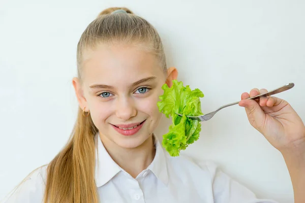 Glücklich Fitness-Mädchen hält Gabel mit Salat isoliert — Stockfoto