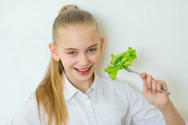 快乐健身女孩叉着孤立的生菜 — 图库照片