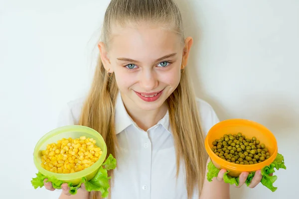 缶詰のエンドウ豆やトウモロコシを持って幸せなフィットネス女の子 — ストック写真