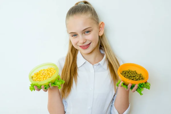 快乐健身女孩抱着罐头豌豆和玉米 — 图库照片