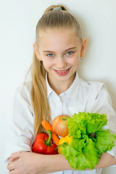 分離した野菜を持って幸せなフィットネス女の子 — ストック写真