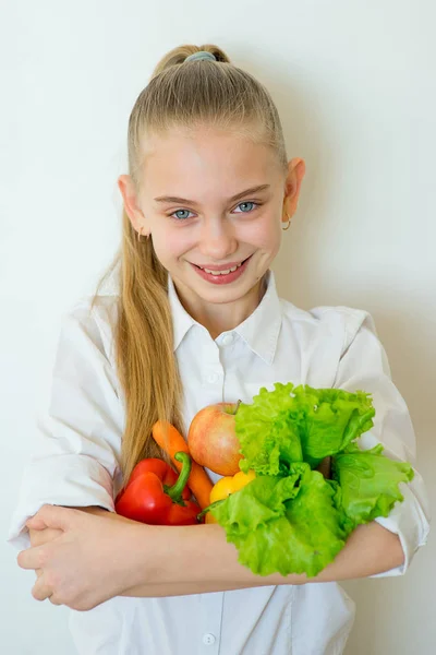Ευτυχισμένος γυμναστήριο κορίτσι εκμετάλλευση λαχανικά απομονωμένες — Φωτογραφία Αρχείου