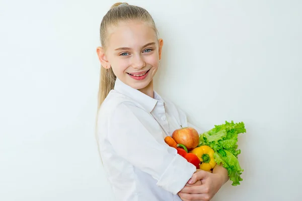 Menina fitness feliz segurando vegetais isolados — Fotografia de Stock